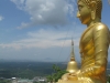 boeddha-beeld-op-de-top-van-een-heuvel-in-thailand